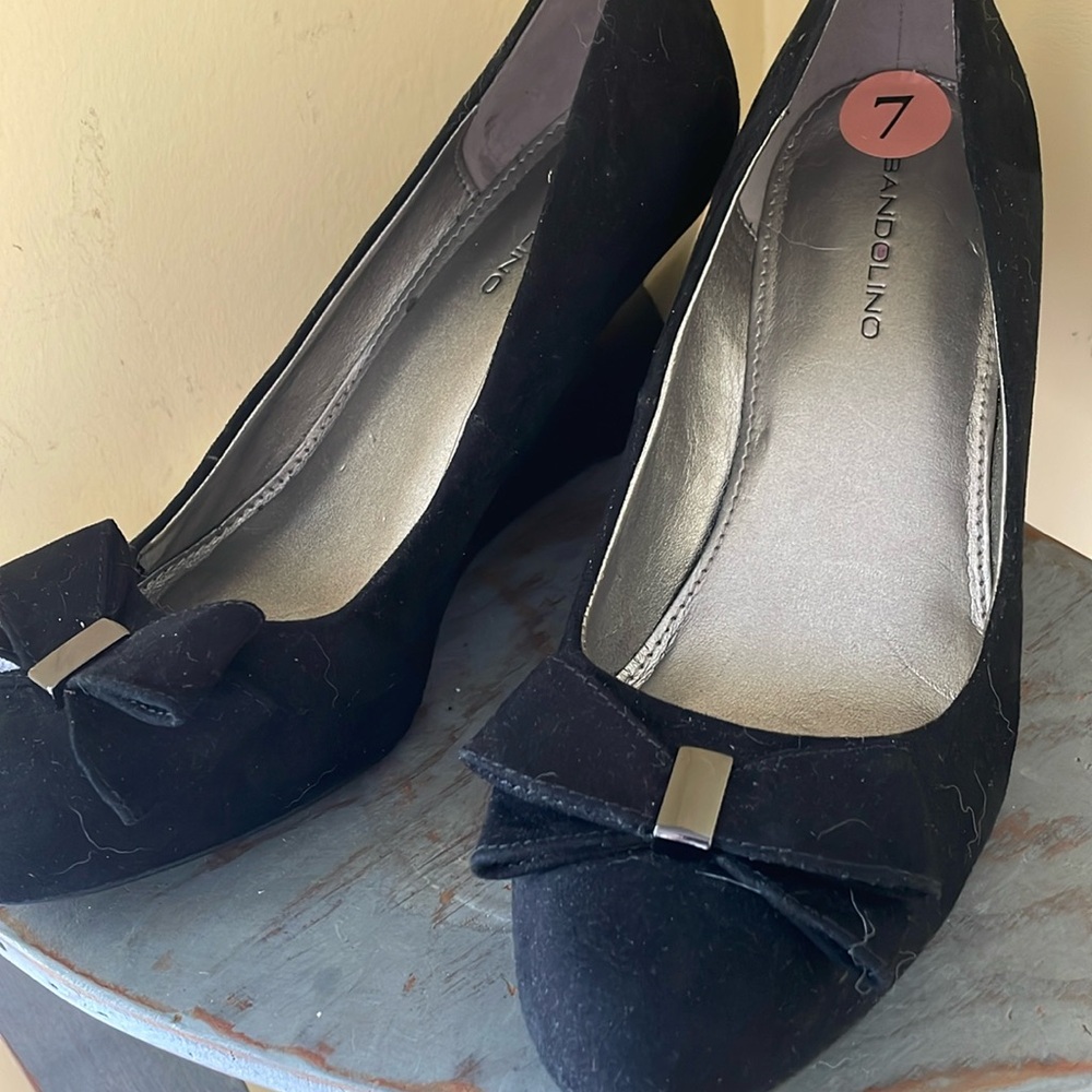 Bandalino size 7 Suede Black Pumps 3” wedge NWOT